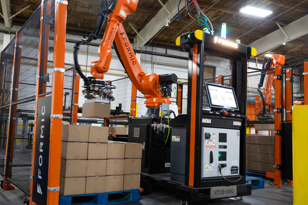 Formic palletizing cell, robot taking on the high-strain stacking task